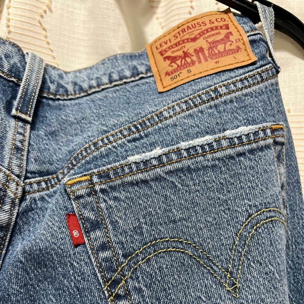 Levi's - Picture 3 of 7